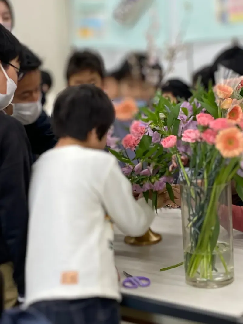 小学校でお花の授業